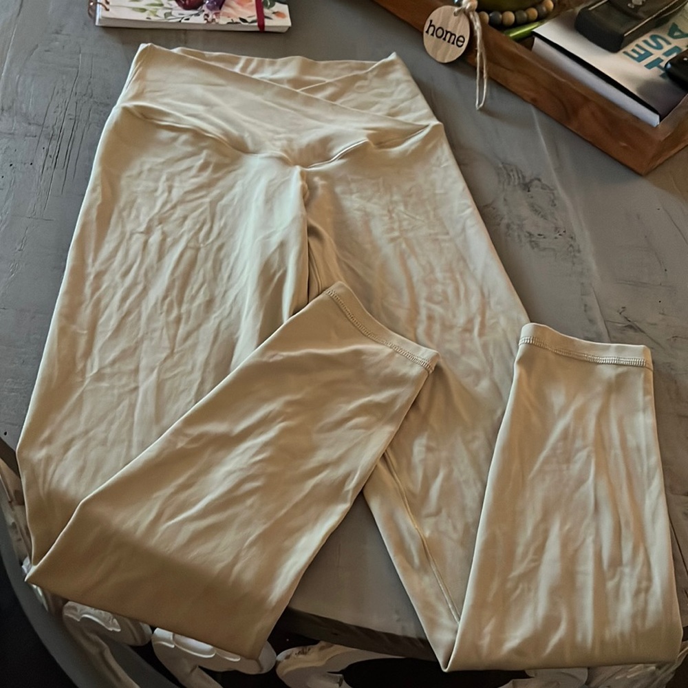 Size medium cross over waste arie leggings size m